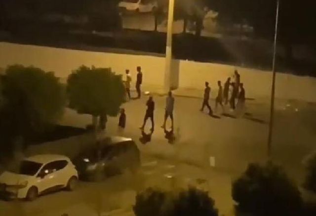 Kamyondan inip sokaklara dağılan 95 kaçak göçmen yakalandı Kamyondan inip sokaklara dağılan 95 kaçak göçmen yakalandı