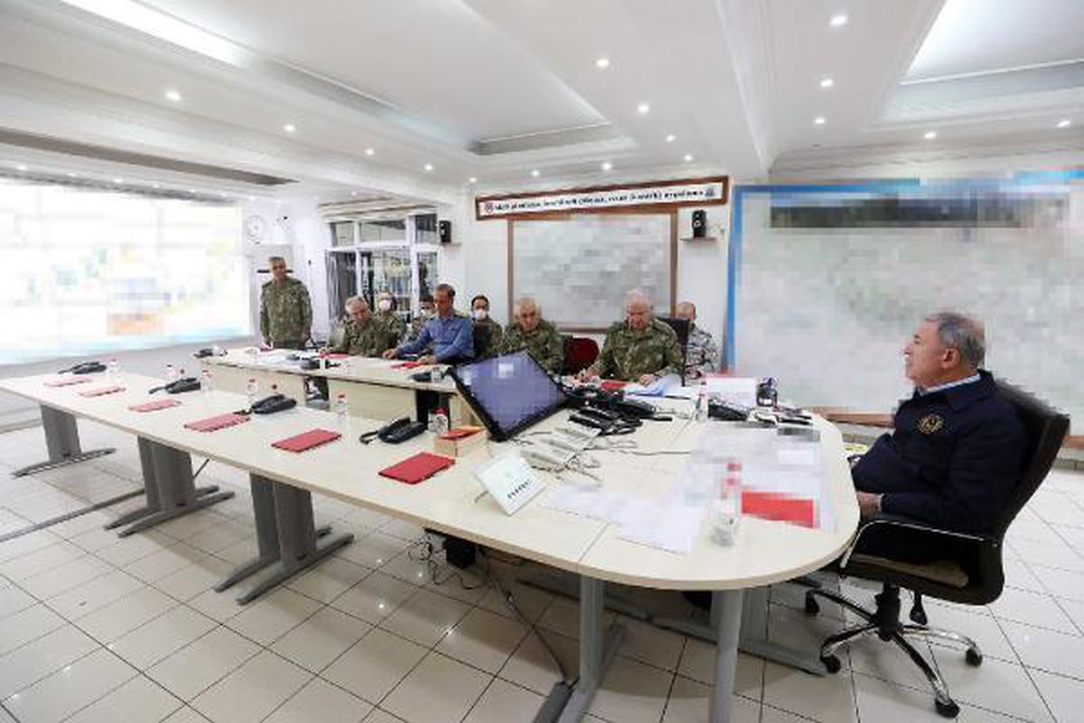 Son dakika haberi... Bakan Akar: TSK 140 kilometre girdi, 16 terörist mağarasını tahrip etti (4)