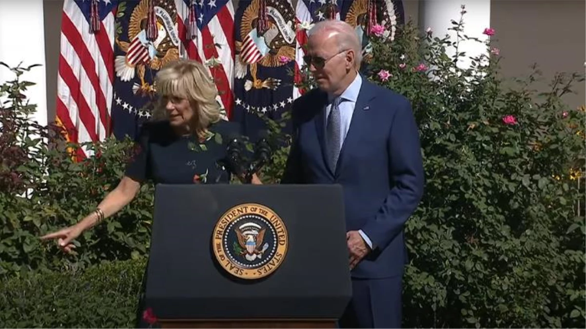 ABD Başkanı Biden, kürsüden ne tarafa ineceğini bilemedi, eşi "Buradan aşağı gideceksin" dedi