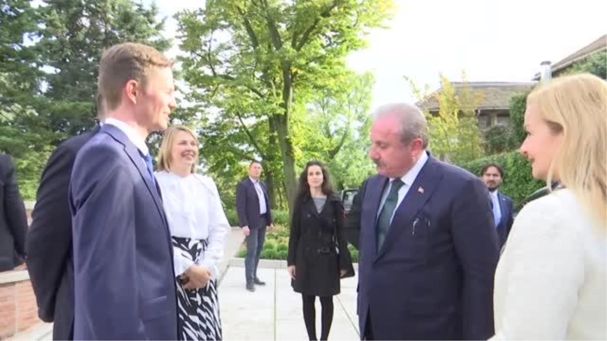BUDAPEŞTE - TBMM Başkanı Şentop, Macaristan\'da Gül Baba Türbesi\'ni ziyaret etti