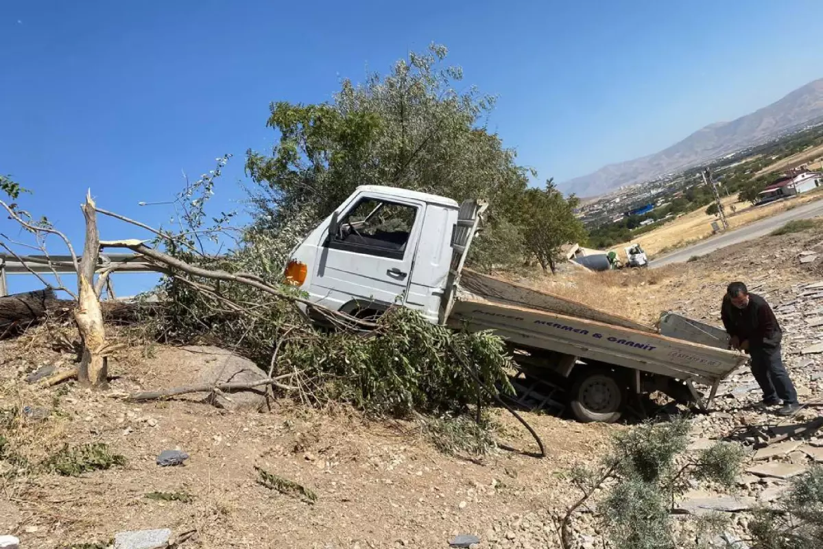 Elazığ\'da şarampole devrilen kamyonetteki 5 kişi yaralandı