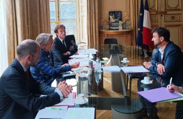 Enerji krizi nedeniyle zor günler geçiren Fransa'da Başbakan ve kabinesi, toplantıyı montlarla yaptı