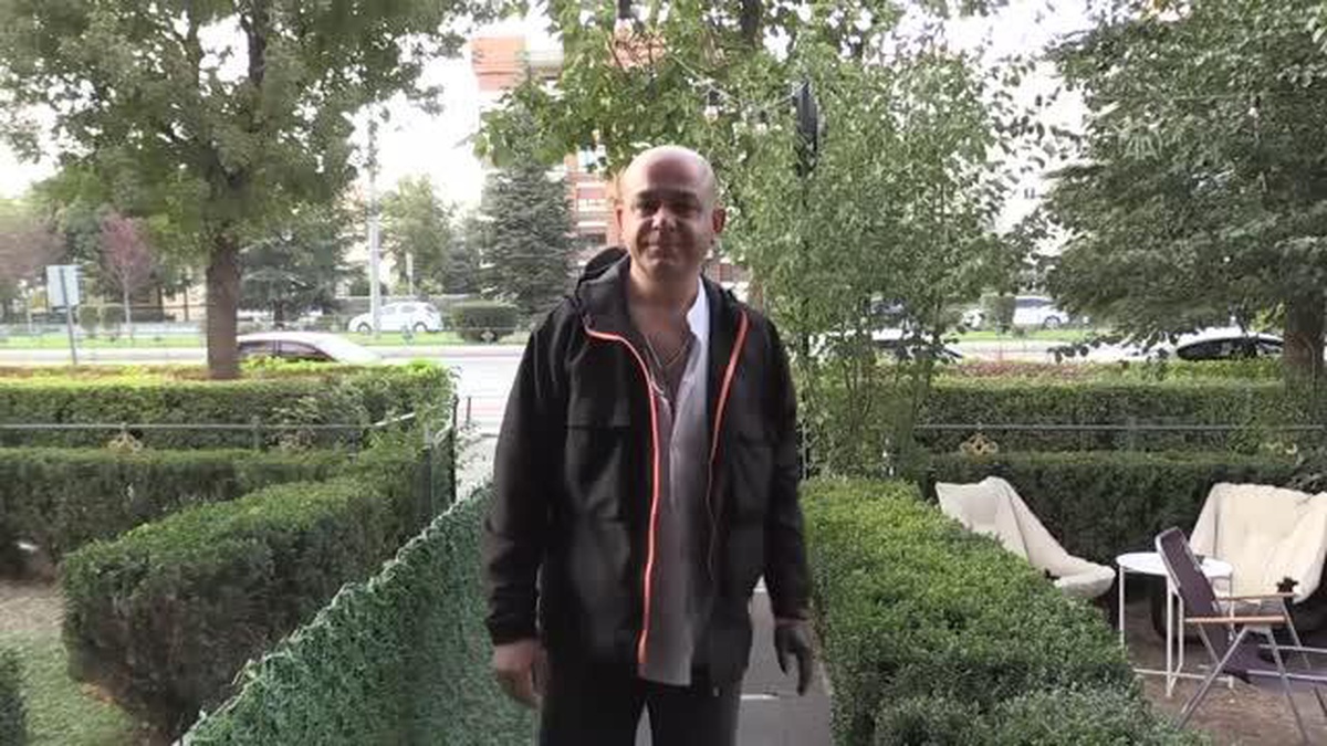 Mehmet Akif öğretmen, ampute koluna sabitlediği bagetle bateri çalıyor