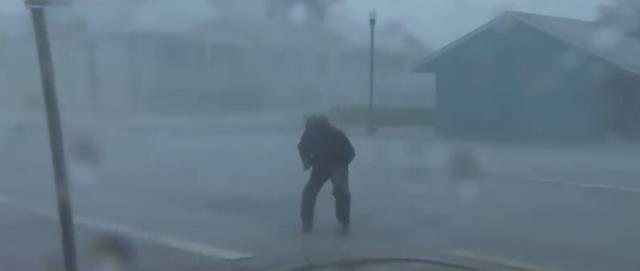 Ian Kasırgası, Florida'yı vurdu! Canlı yayında son gelişmeleri aktaran muhabir az daha uçuyordu Ian Kasırgası, Florida'yı vurdu! Canlı yayında son gelişmeleri aktaran muhabir az daha uçuyordu