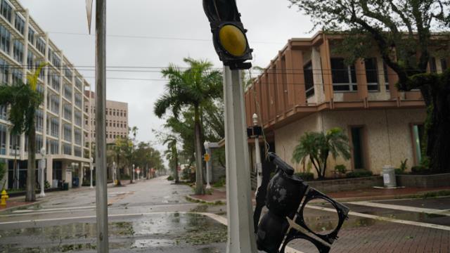 Ian Kasırgası, Florida'yı vurdu! Canlı yayında son gelişmeleri aktaran muhabir az daha uçuyordu Ian Kasırgası, Florida'yı vurdu! Canlı yayında son gelişmeleri aktaran muhabir az daha uçuyordu