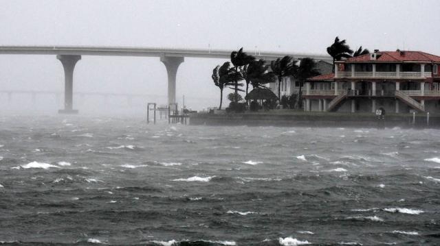 Ian Kasırgası, Florida'yı vurdu! Canlı yayında son gelişmeleri aktaran muhabir az daha uçuyordu Ian Kasırgası, Florida'yı vurdu! Canlı yayında son gelişmeleri aktaran muhabir az daha uçuyordu