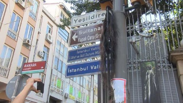 İstanbul'da İran Konsolosluğu önünde saçtan bayraklı protesto