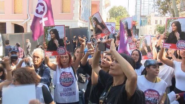 İstanbul'da İran Konsolosluğu önünde saçtan bayraklı protesto