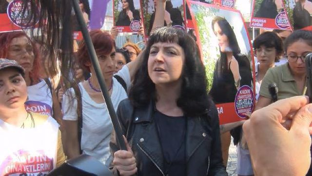 İstanbul'da İran Konsolosluğu önünde saçtan bayraklı protesto