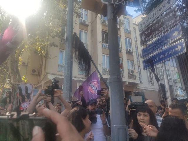 İstanbul'da İran Konsolosluğu önünde saçtan bayraklı protesto