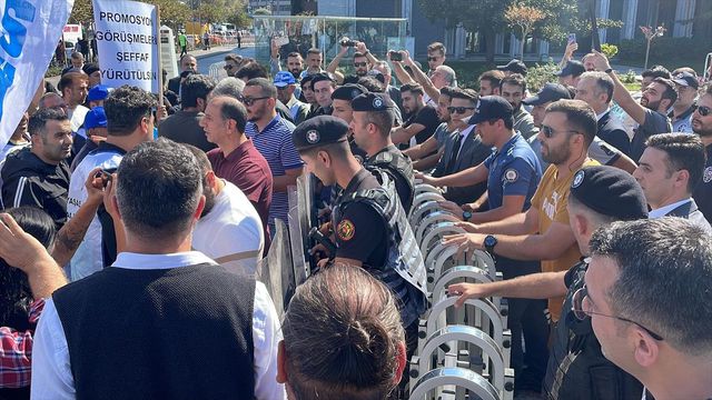 İşçilerin İBB binası önündeki banka promosyonu eyleminde arbede yaşandı İşçilerin İBB binası önündeki banka promosyonu eyleminde arbede yaşandı