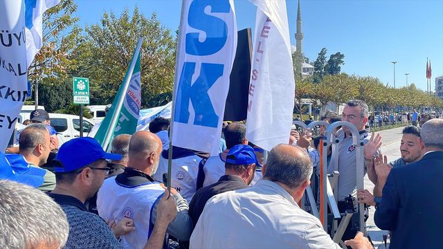 İşçilerin İBB binası önündeki banka promosyonu eyleminde arbede yaşandı İşçilerin İBB binası önündeki banka promosyonu eyleminde arbede yaşandı