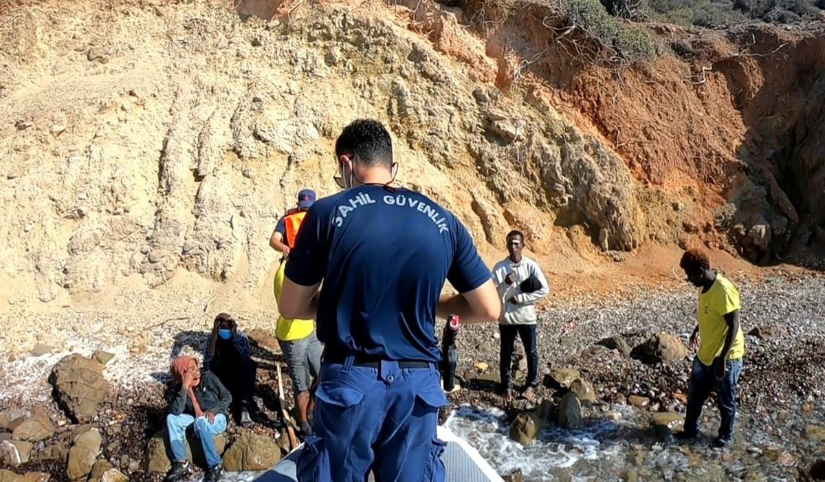 İzmir açıklarında 46 düzensiz göçmen kurtarıldı, 34 göçmen yakalandı