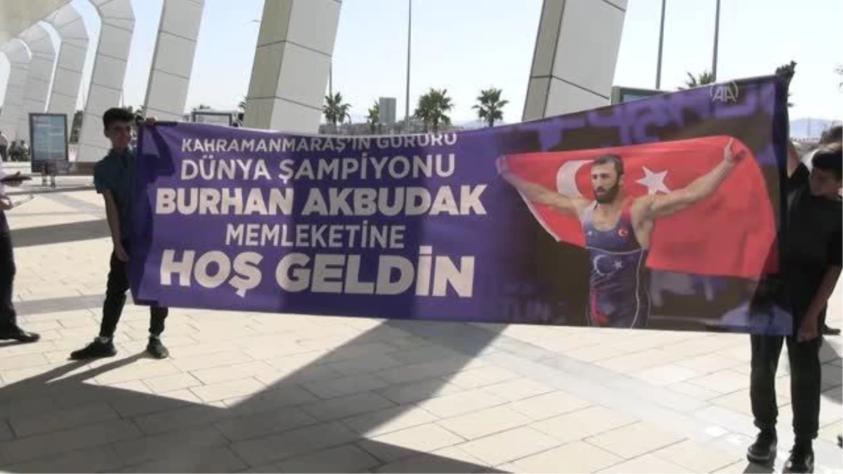 Dünya şampiyonu güreşçi Burhan Akbudak, memleketinde coşkuyla karşılandı