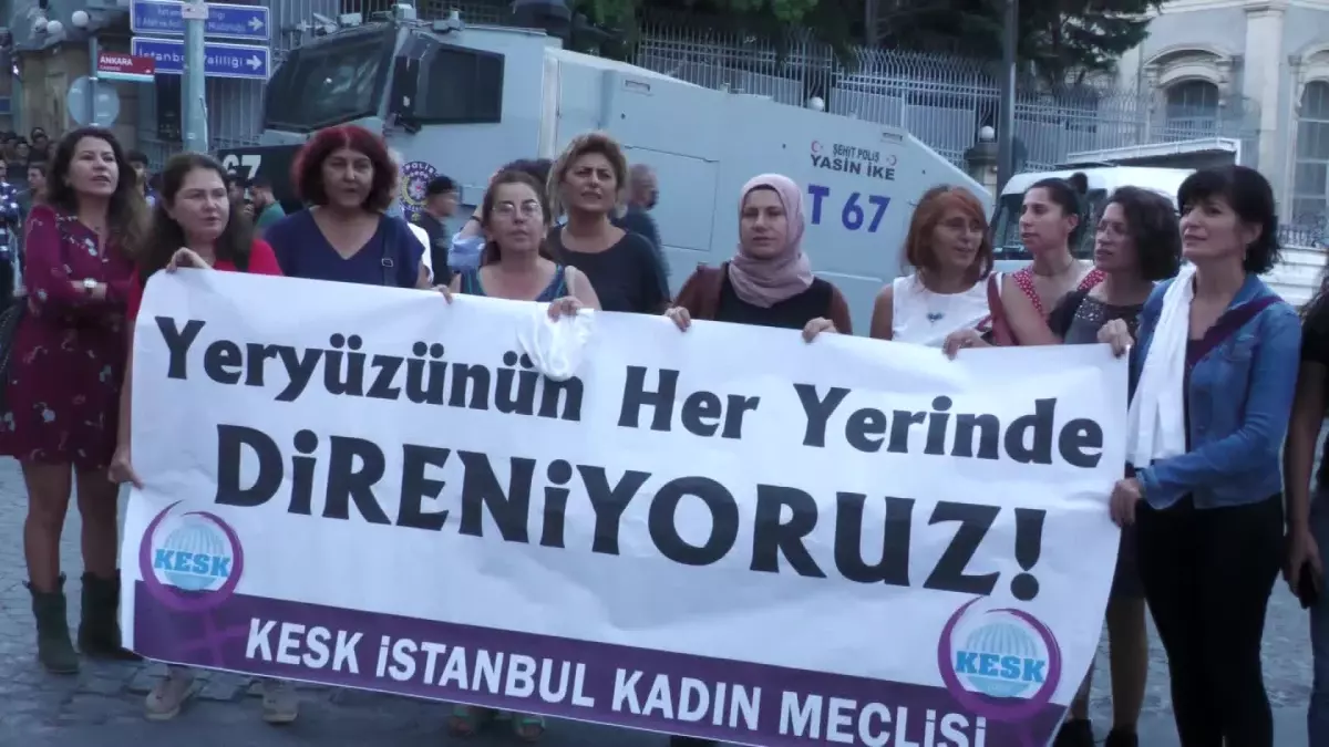 Kesk Üyesi Kadınlar, Masha Amini\'nin Ölümünü İran Başkonsolosluğu Önünde Protesto Etti