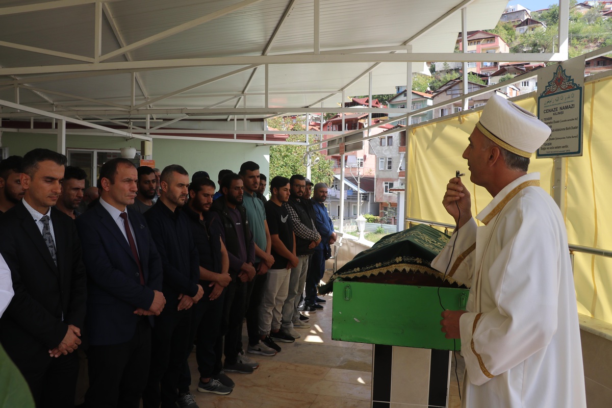 Kocaeli\'de otomobilin çarpması sonucu ölen çocuğun cenazesi defnedildi