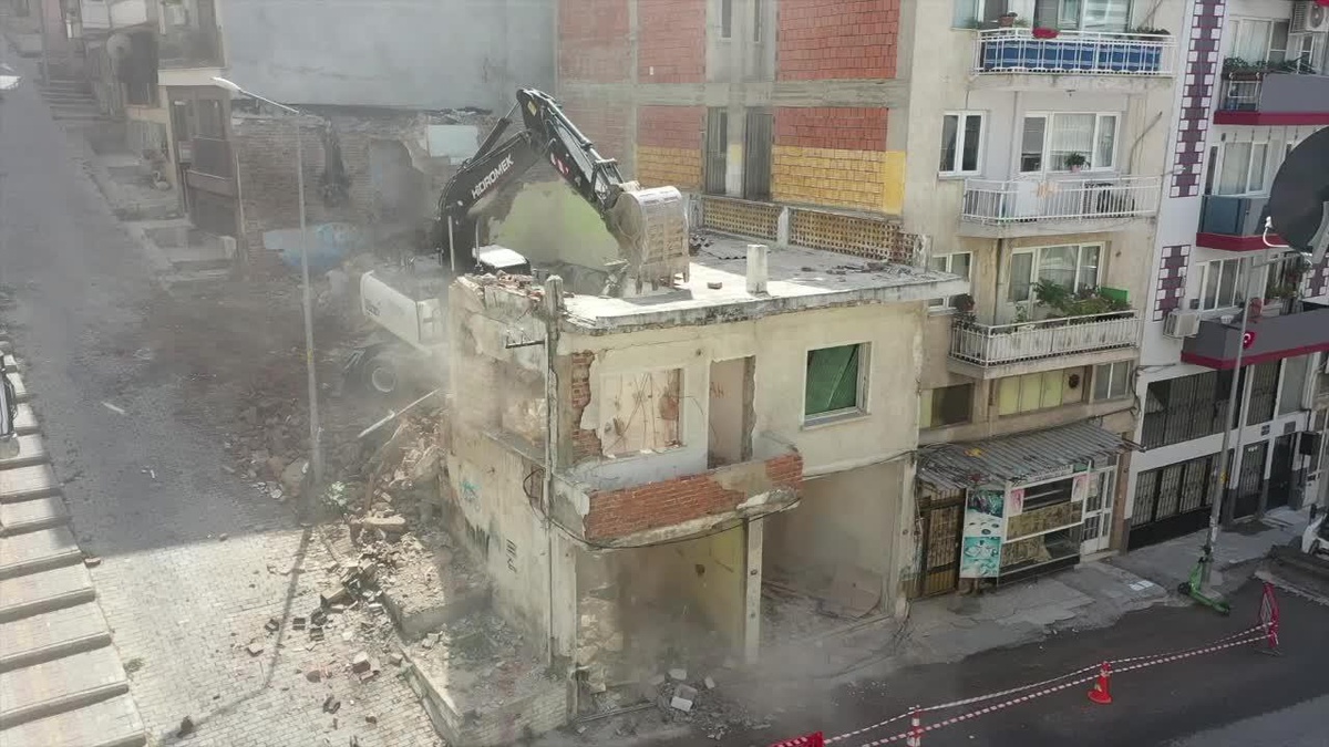 Konak\'ta Metruk Bina Yıkıldı