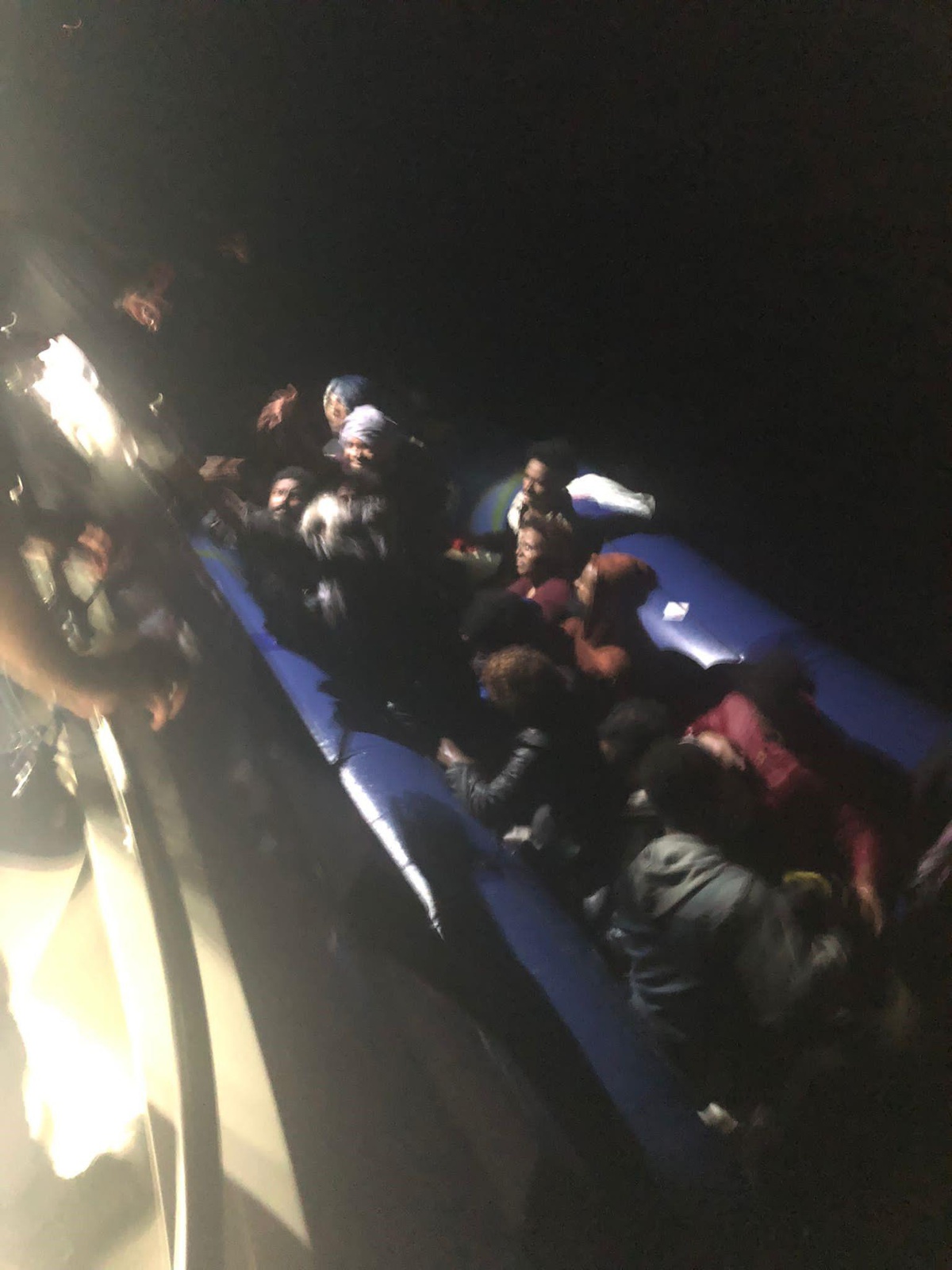 Kuşadası\'nda geri itilen 48 düzensiz göçmen kurtarıldı