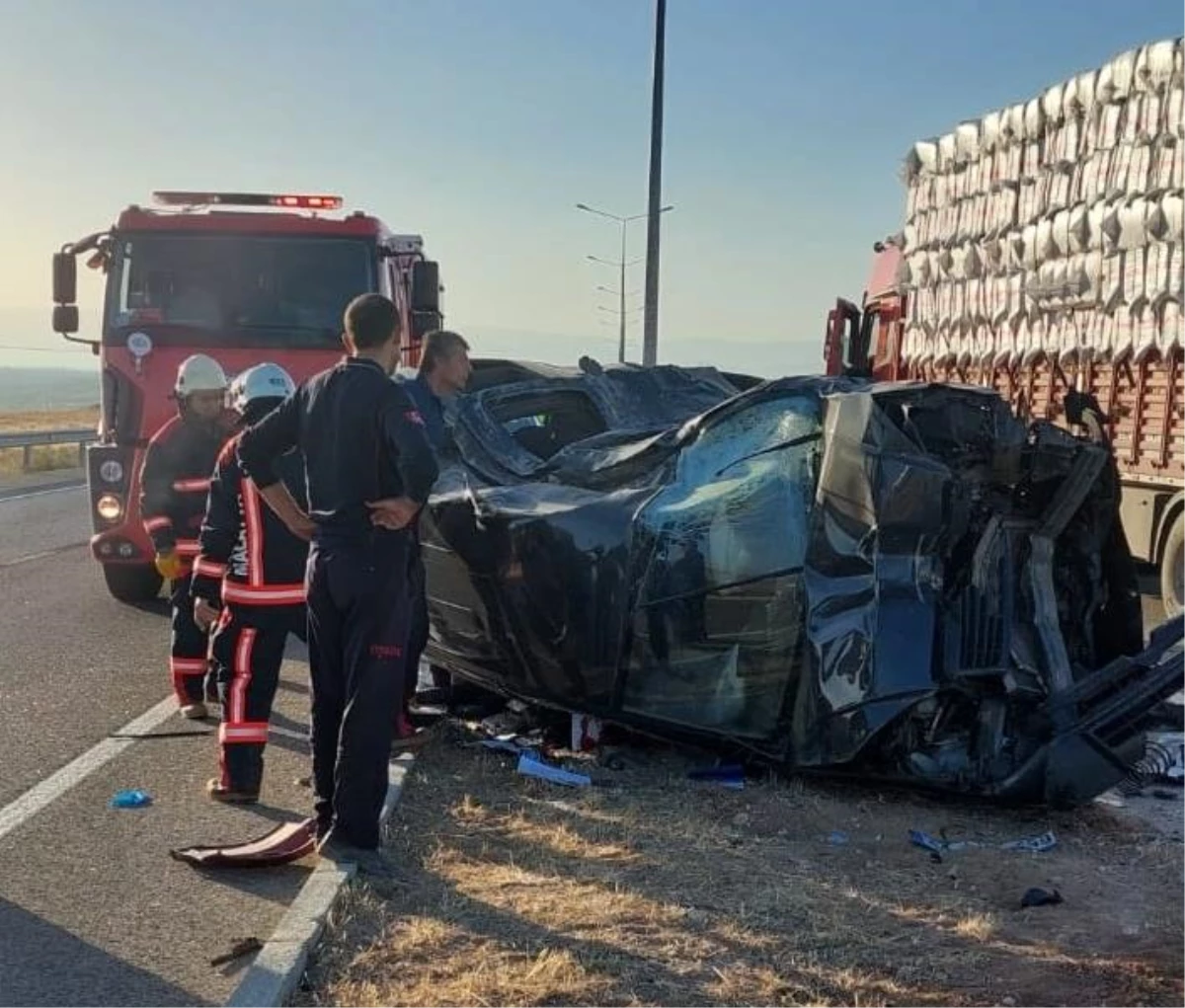Malatya\'da hafif ticari araç ile kamyonun çarpıştığı kazada 2 kişi öldü