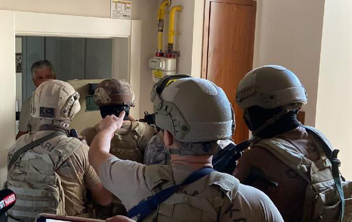 Son dakika haberi | Mersin\'de, PKK/KCK şüphelisi daire başkanı adliyede (2)