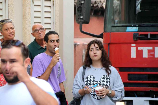 3. kata çıktı, dondurma yiyerek izleyenleri görünce 'Size inat atlamayacağım' dedi 3. kata çıktı, dondurma yiyerek izleyenleri görünce 'Size inat atlamayacağım' dedi