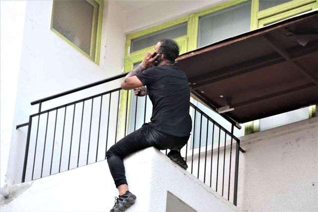 3. kata çıktı, dondurma yiyerek izleyenleri görünce 'Size inat atlamayacağım' dedi 3. kata çıktı, dondurma yiyerek izleyenleri görünce 'Size inat atlamayacağım' dedi
