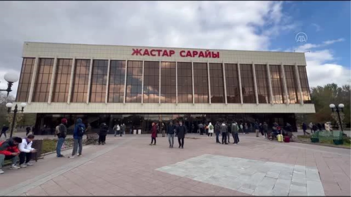 Rus vatandaşları Kazakistan\'da kimlik numarası almak için saatlerce sırada bekliyor