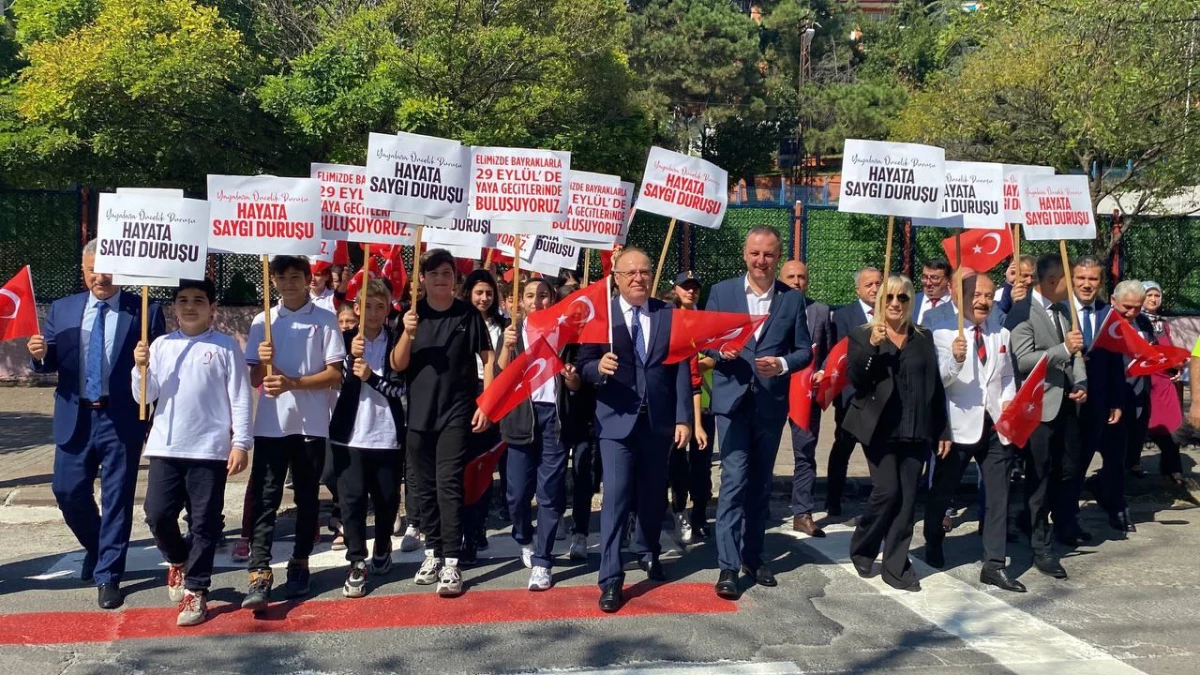 Sakarya ve Zonguldak\'ta yaya geçitleri "yayalara öncelik" için kırmızıya boyandı