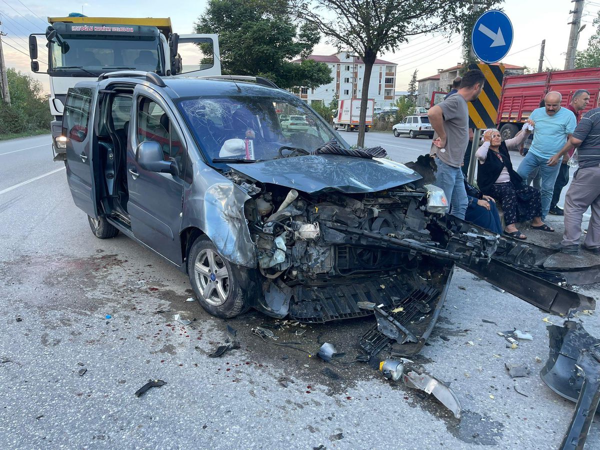 Samsun\'da kamyonla çarpışan hafif ticari araçtaki 4 kişi yaralandı