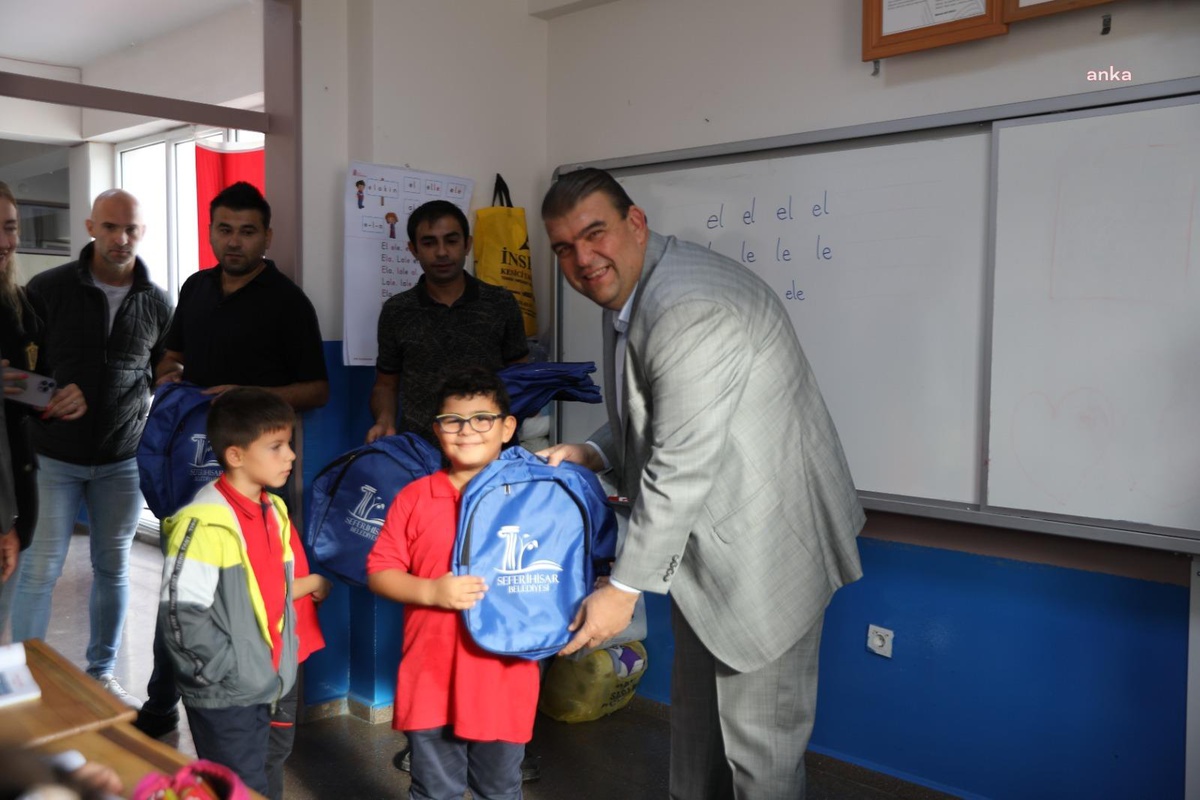 Seferihisar Belediyesi\'nden Çocuklara Kırtasiye Desteği