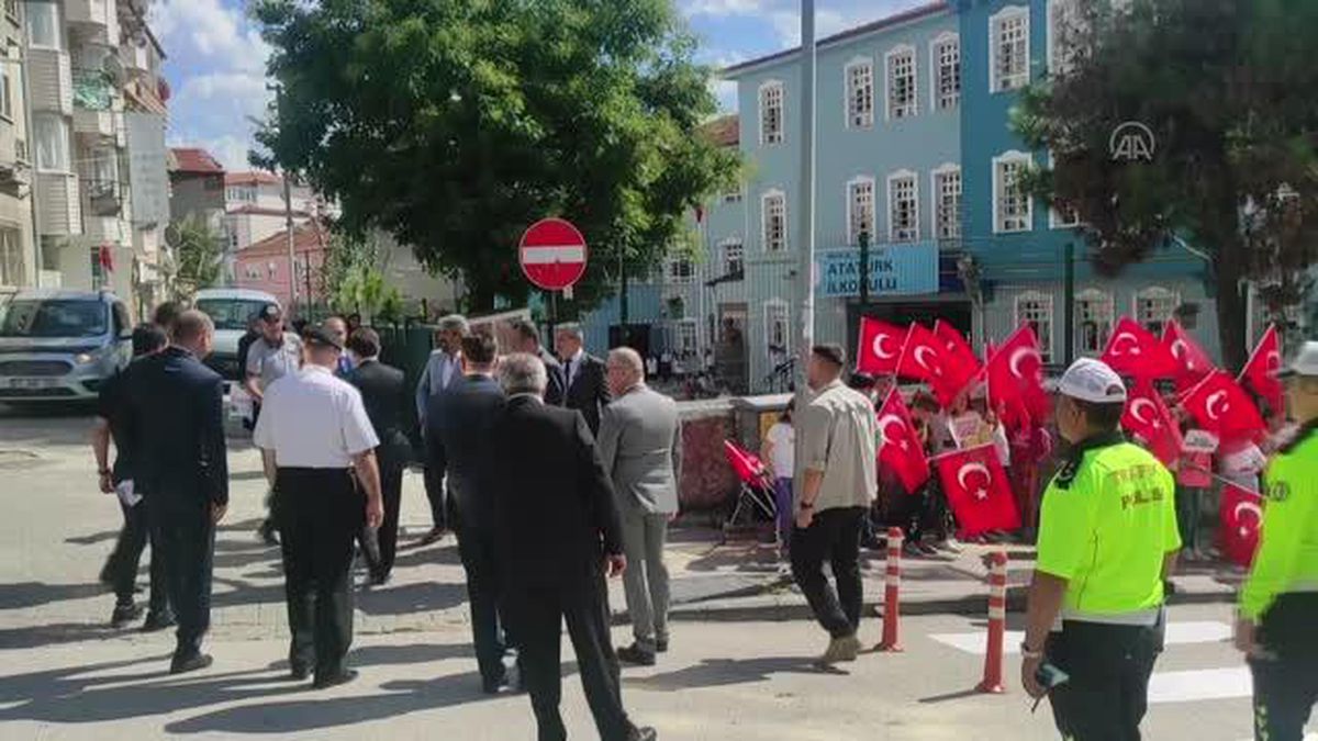 Van, Hakkari, Bitlis ve Muş\'ta yaya geçitleri "Hayata saygı duruşu" sloganıyla kırmızıya boyandı