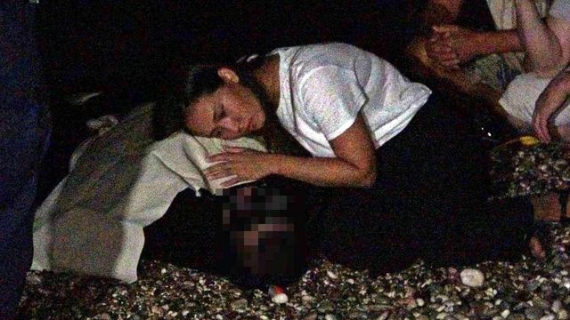 Bu acıya yürek dayanmaz! Kardeşinin cansız bedenine sarılıp hüngür hüngür ağladı Bu acıya yürek dayanmaz! Kardeşinin cansız bedenine sarılıp hüngür hüngür ağladı