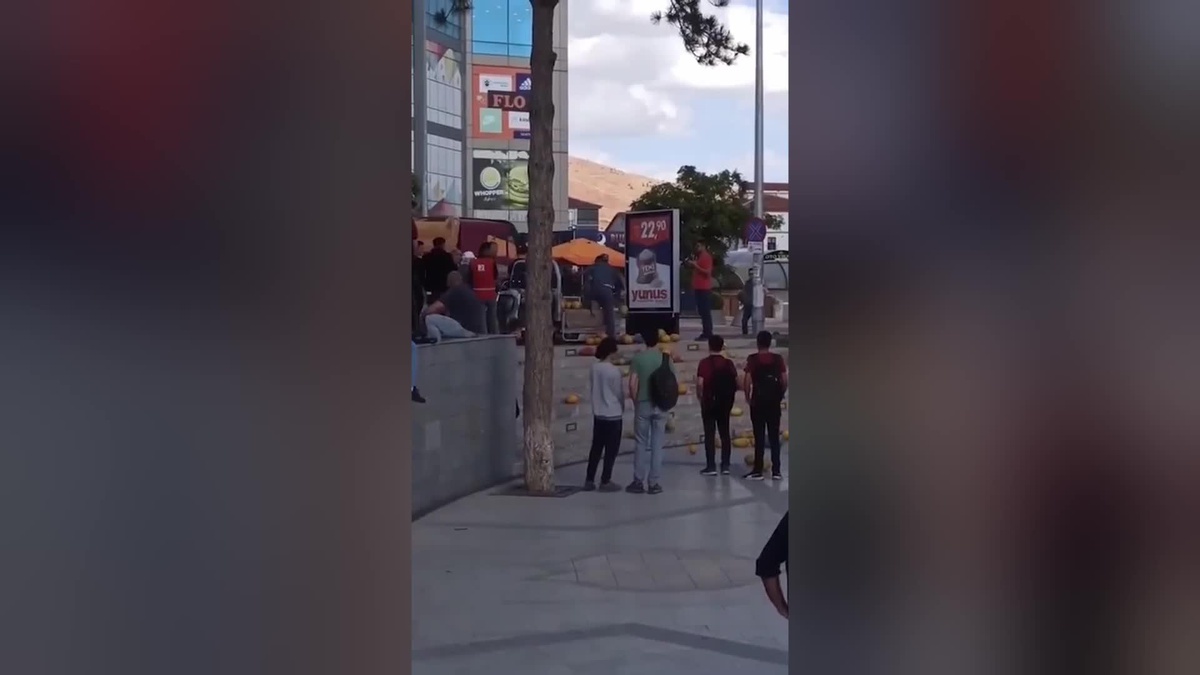 Aksaray\'da Zabıtaya Kızan Seyyar Satıcı Kavunları Sokağa Attı
