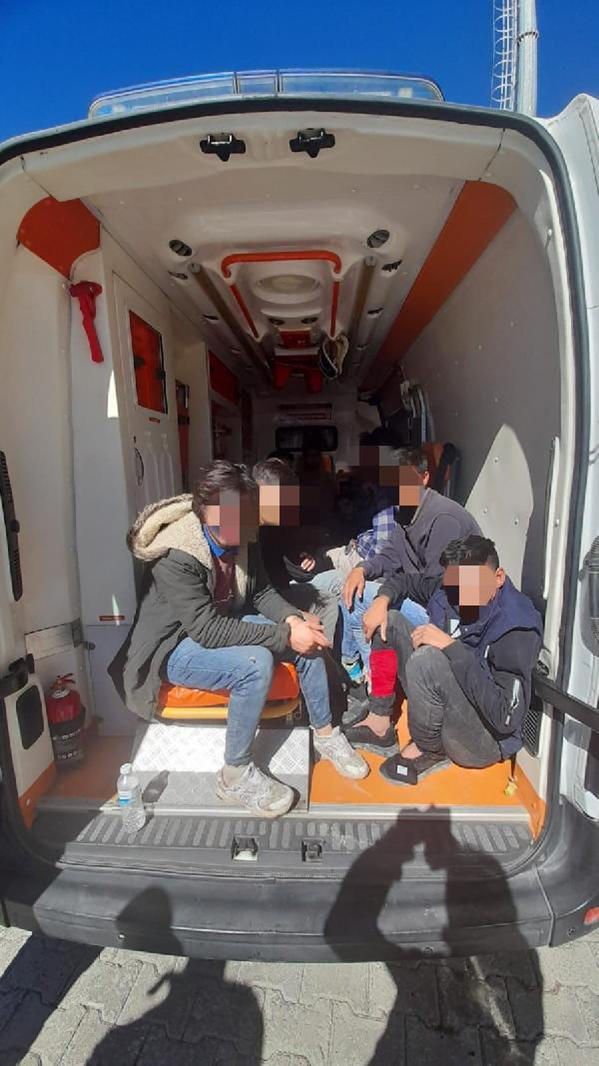 Ambulanstan 12 kaçak göçmen çıktı