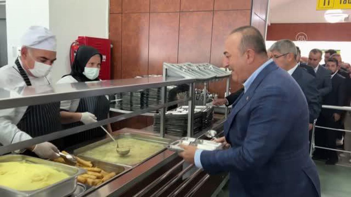 Çavuşoğlu, öğrencilerle yerleşke yemekhanesinde öğle yemeği yedi