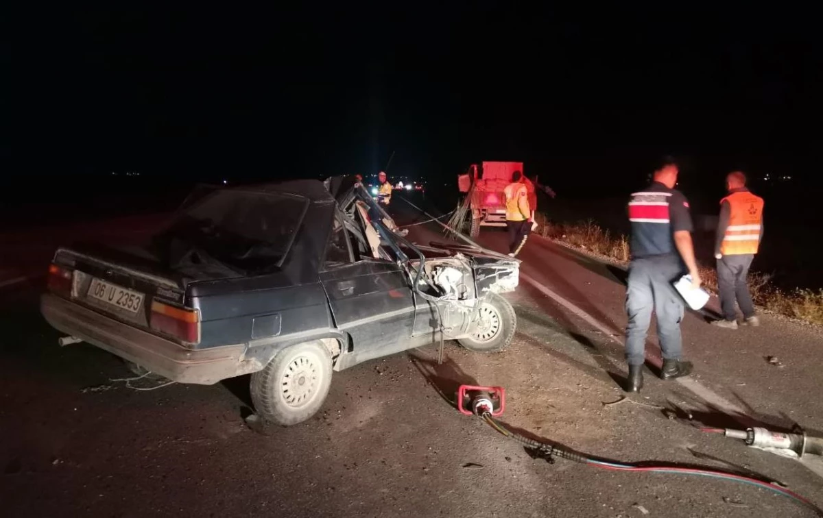Çorum\'da traktöre çarpan otomobildeki 1 kişi öldü, 4 kişi yaralandı