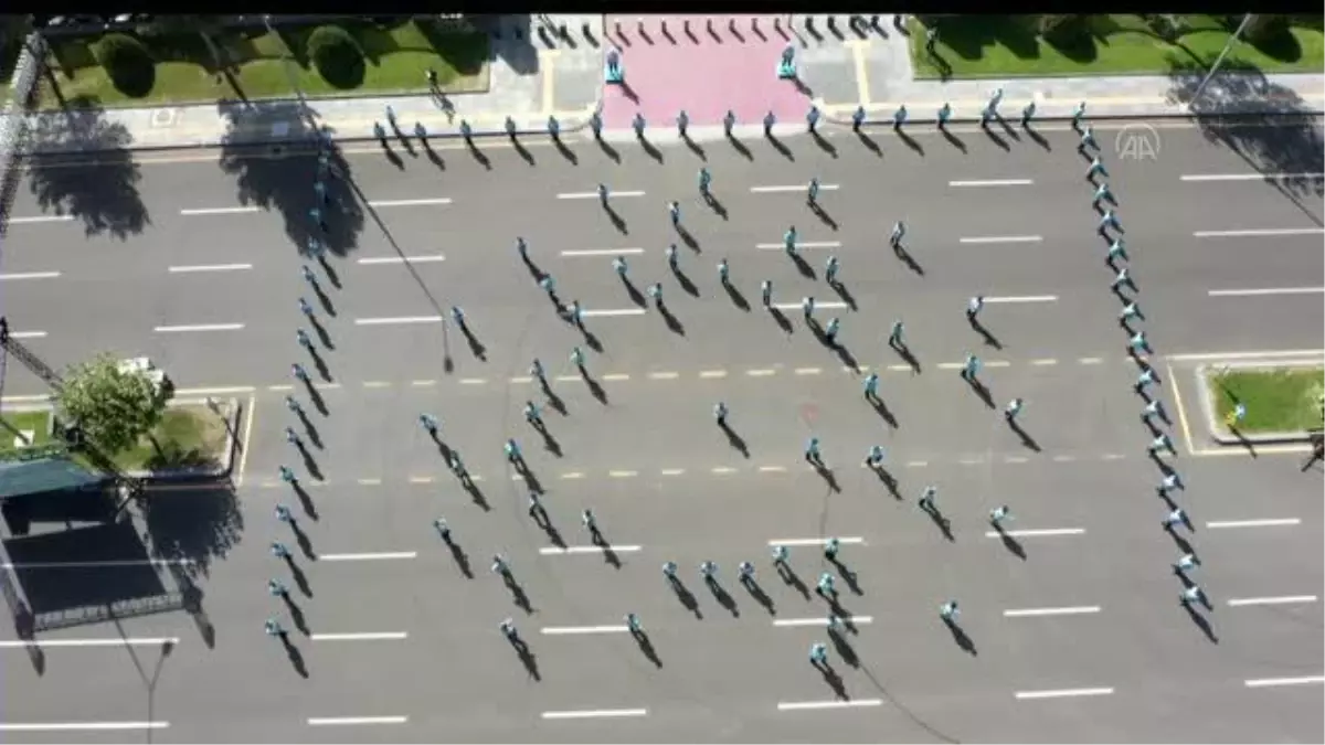 Cumhurbaşkanlığı Muhafız Alayı Tüfekli Gösteri Bölüğü nöbet değişimi gösterisi gerçekleştirildi