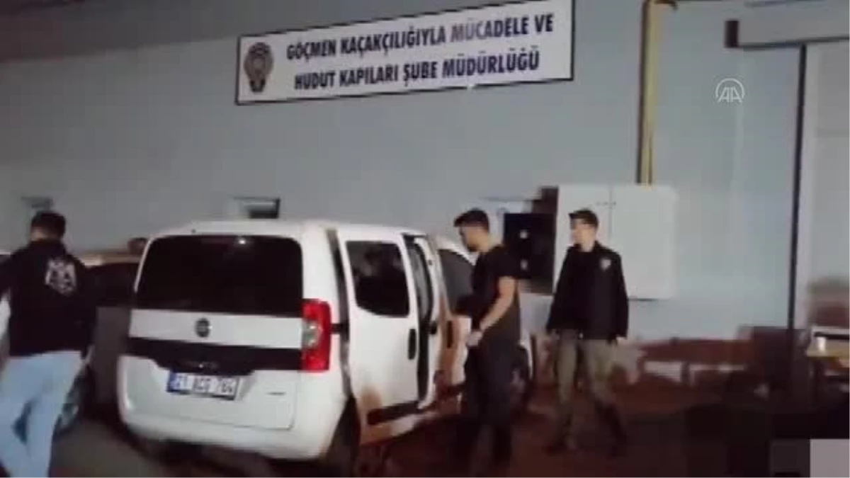 Diyarbakır\'da göçmen kaçakçılığı yaptıkları gerekçesiyle 5 kişi tutuklandı