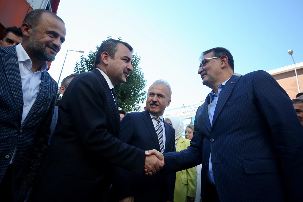 Enerji ve Tabii Kaynaklar Bakanı Fatih Dönmez, Karadeniz Gaz Sahası\'nda kabloları denizin tabanına döşeyecek geminin İstanbul Boğazı\'na geldiğini...