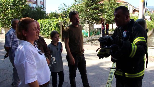 Evdeki halıları kirleten itfaiye eri helallik istedi, aldığı cevap şoke etti Evdeki halıları kirleten itfaiye eri helallik istedi, aldığı cevap şoke etti
