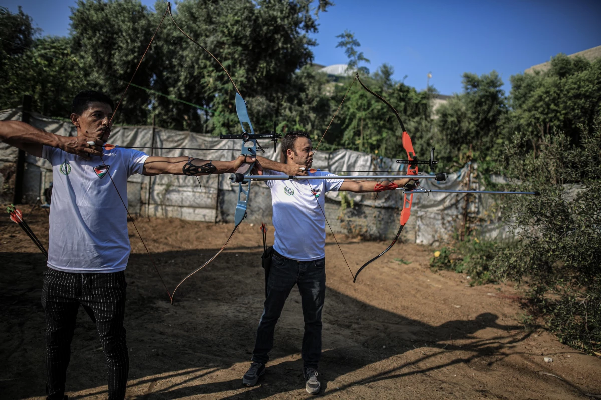 Filistinli iki genç, Gazze\'deki kısıtlı imkanlarla olimpiyatlara uygun yay yapıyor