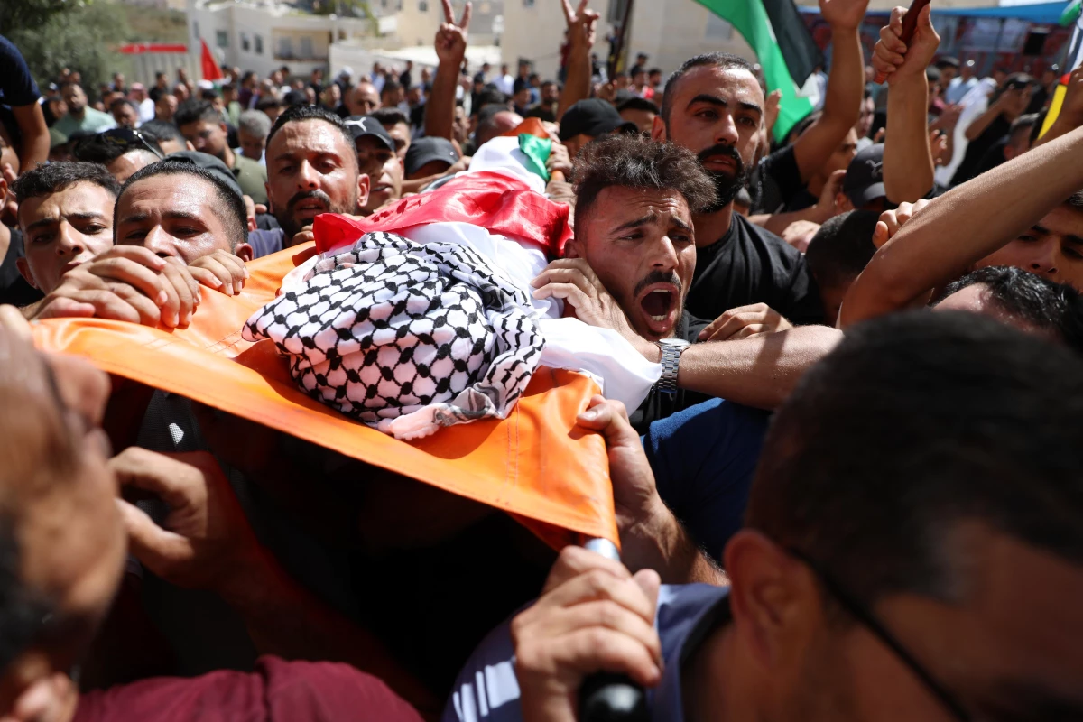 İsrail askerlerinden kaçarken yüksekten düşerek ölen Filistinli çocuk son yolculuğuna uğurlandı