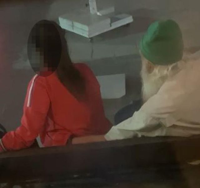 Kendini 'şifacı' olarak tanıttı, 'cinsel istismar'dan tutuklandı Kendini 'şifacı' olarak tanıttı, 'cinsel istismar'dan tutuklandı