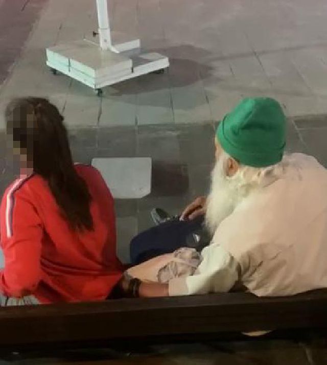 Kendini 'şifacı' olarak tanıttı, 'cinsel istismar'dan tutuklandı Kendini 'şifacı' olarak tanıttı, 'cinsel istismar'dan tutuklandı