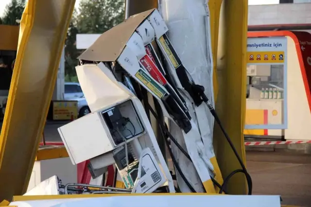 Kontrolden çıkan tır akaryakıt istasyonuna daldı, ortalık savaş alanına döndü