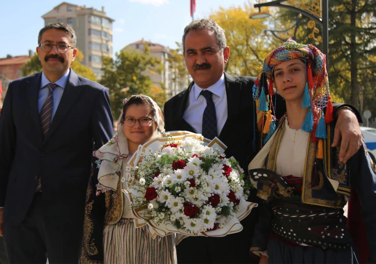 Milli Eğitim Bakanı Özer, Kütahya Valiliği\'ni ziyaret etti Açıklaması