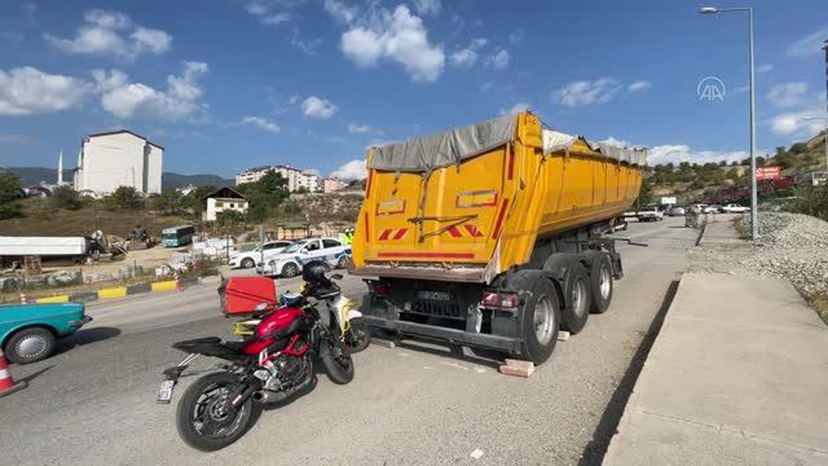 Karabük\'te park halindeki dorseye çarpan motosikletli kurye yaralandı