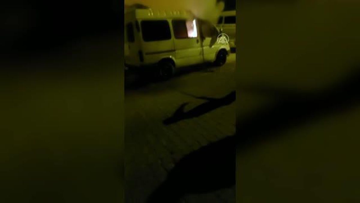 Sivas\'ta park halindeki minibüste çıkan yangında hasar oluştu