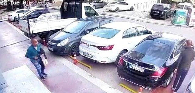 MHP'li üyeye silahlı saldırı anı kamerada! Oturup bekledi, aracına binerken tek el ateş etti MHP'li üyeye silahlı saldırı anı kamerada! Oturup bekledi, aracına binerken tek el ateş etti