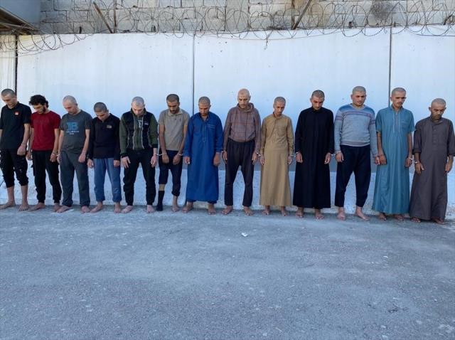 Son Dakika! MİT, Suriye'de saldırı hazırlığındaki 19 teröristi yakaladı Son Dakika! MİT, Suriye'de saldırı hazırlığındaki 19 teröristi yakaladı